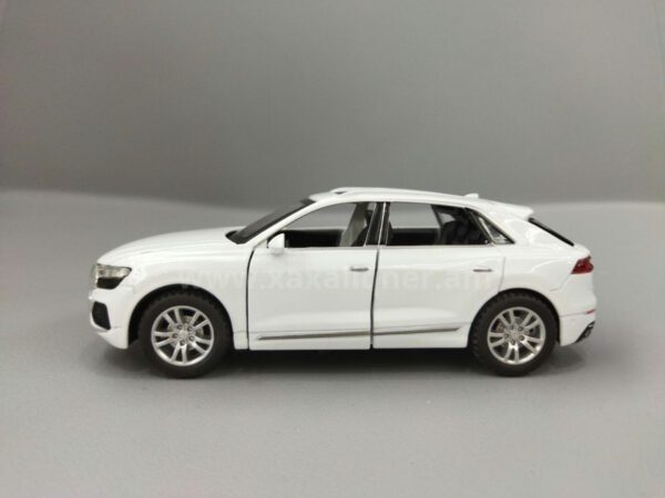 Մետաղյա մեքենա սպիտակ Audi Q8
