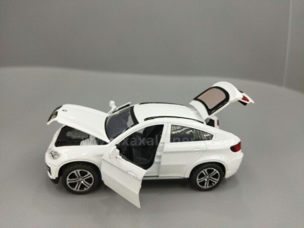 Մետաղյա մեքենա սպիտակ BMW X6