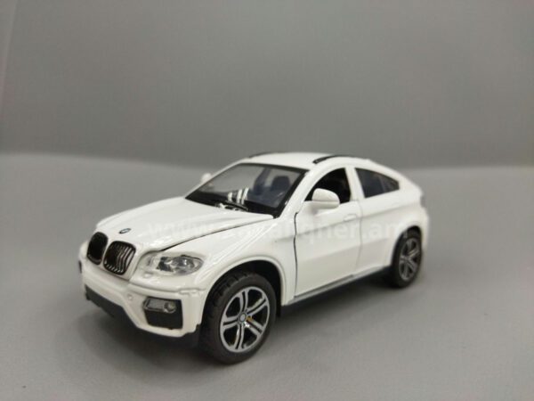Մետաղյա մեքենա սպիտակ BMW X6