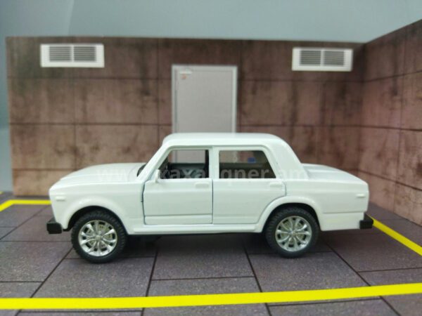 Մետաղյա մեքենա սպիտակ Lada 2107