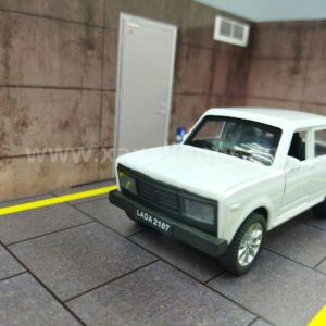 Մետաղյա մեքենա սպիտակ Lada 2107