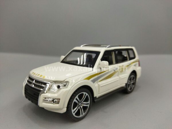 Մետաղյա մեքենա սպիտակ Mitsubishi pajero