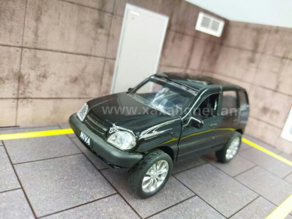 Մետաղյա մեքենա սև Chevrolet Niva