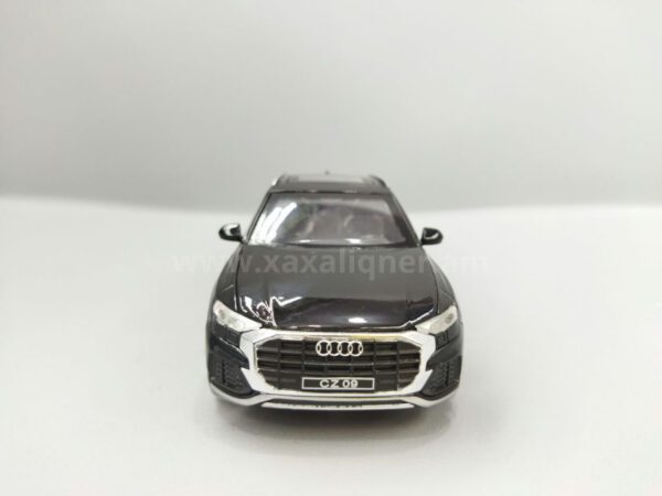 Մետաղյա մեքենա սև աուդի Audi Q8