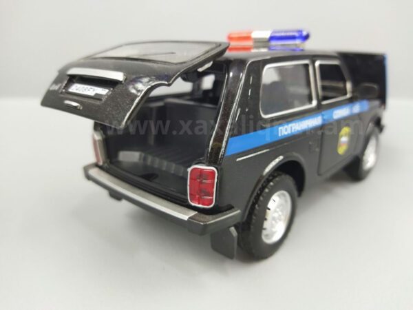 Սև մետաղյա մեքենա ոստիկանական Niva