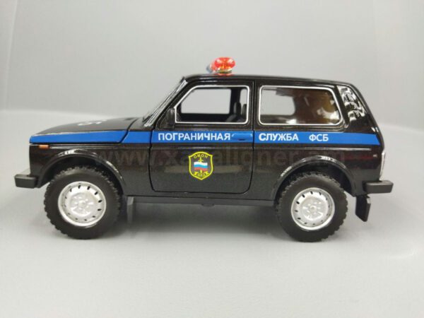 Սև մետաղյա մեքենա ոստիկանական Niva