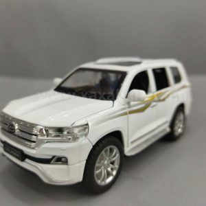 Մետաղյա մեքենա սպիտակ Toyota land cruiser 200